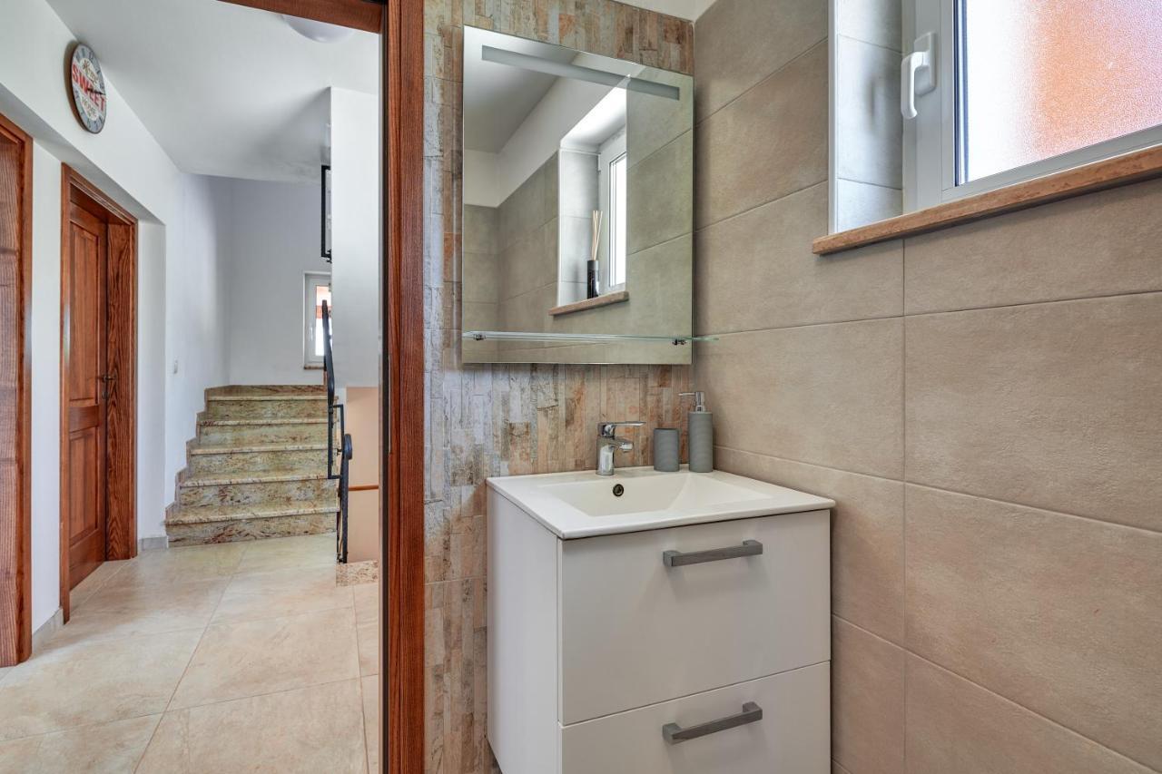 Villa Relax House Surrounded By Olives And Vineyard Stifanici