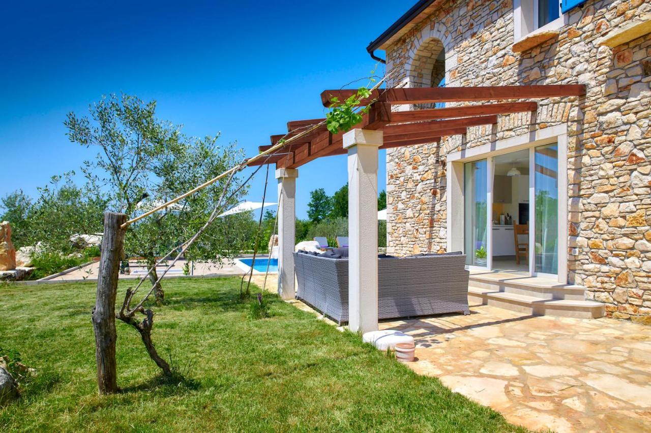 Relax House Surrounded By Olives And Vineyard Stifanići