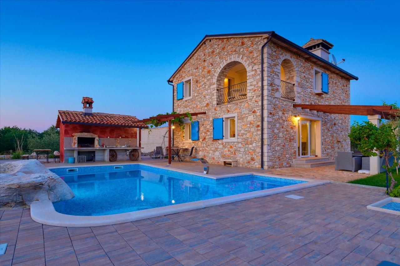 Relax House Surrounded By Olives And Vineyard Stifanići